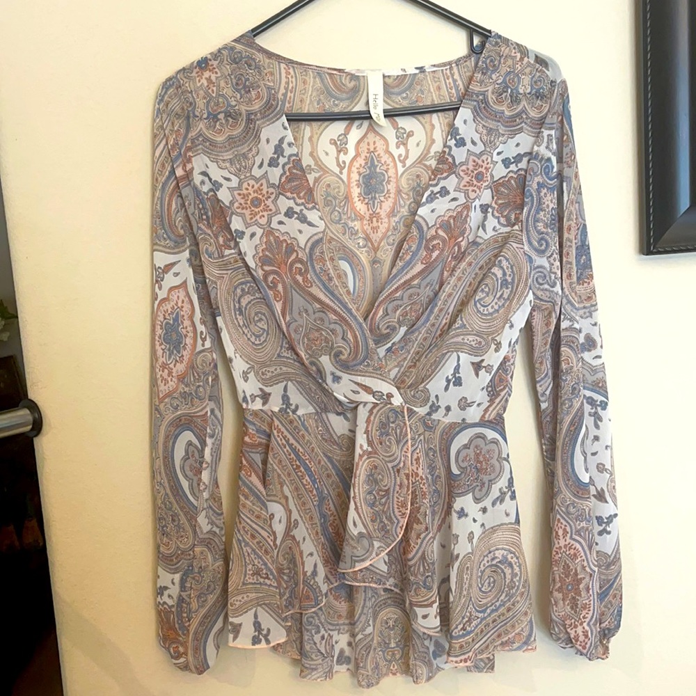 Long sleeve abstract blouse.